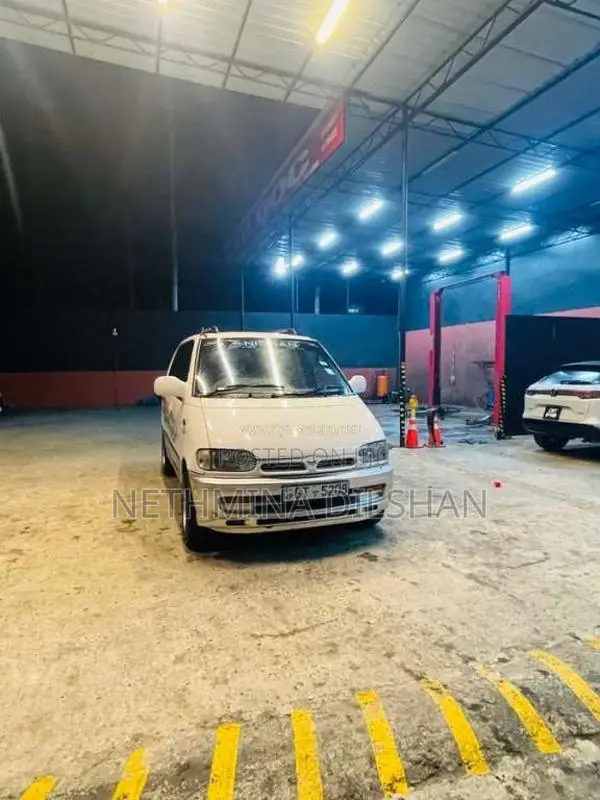 Nissan Serena 2002 Van (Used)