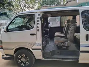 Toyota Dolphin 2004 Van (Used)