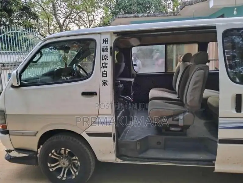Toyota Dolphin 2004 Van (Used)