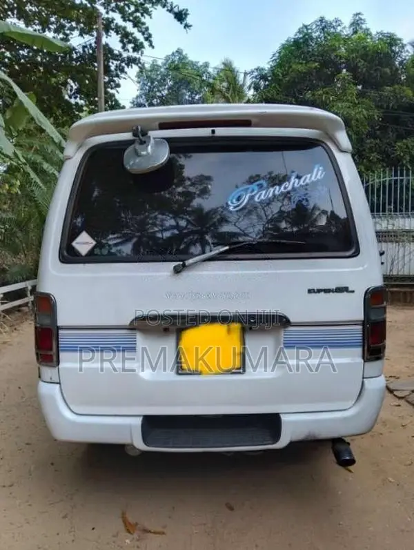 Toyota Dolphin 2004 Van (Used)