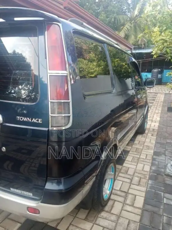 Toyota Noah 2000 Van (Used)
