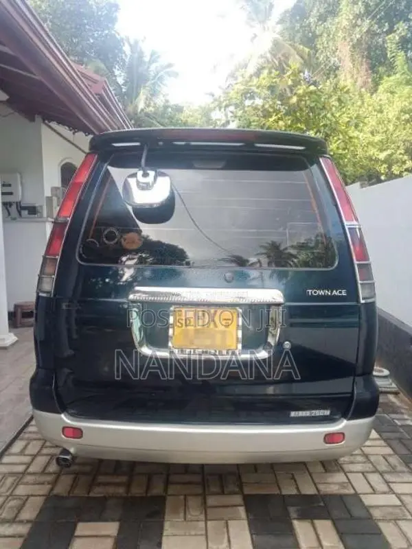 Toyota Noah 2000 Van (Used)