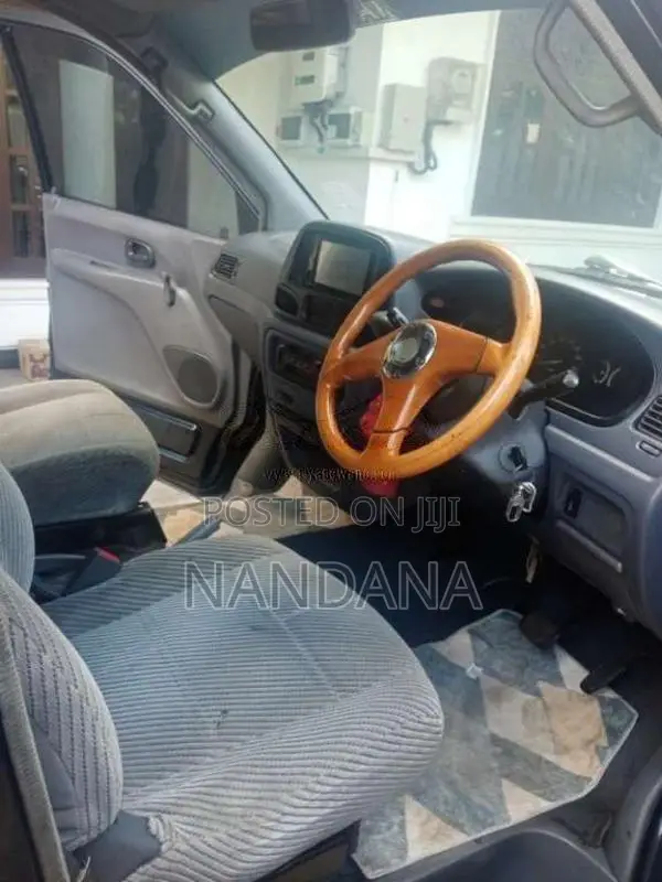 Toyota Noah 2000 Van (Used)
