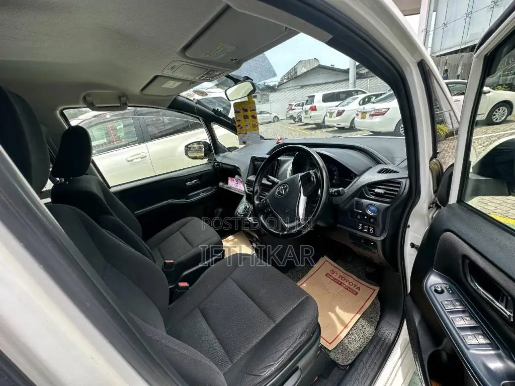 Toyota NOAH VOXY 2015 Van (Used)