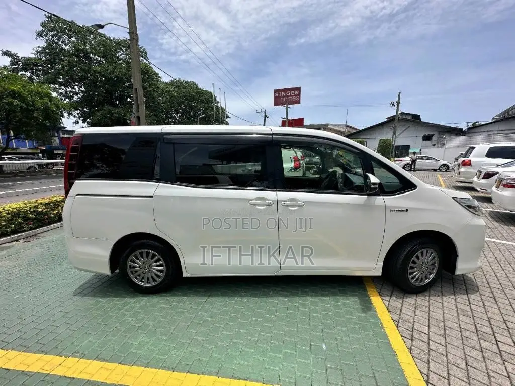 Toyota NOAH VOXY 2015 Van (Used)