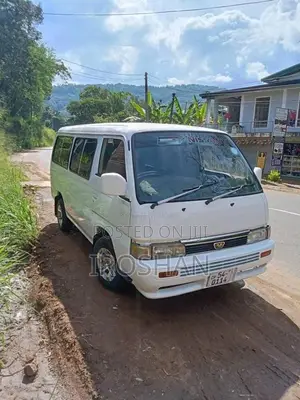 Nissan Caravan Homy 1988 Van (Used)