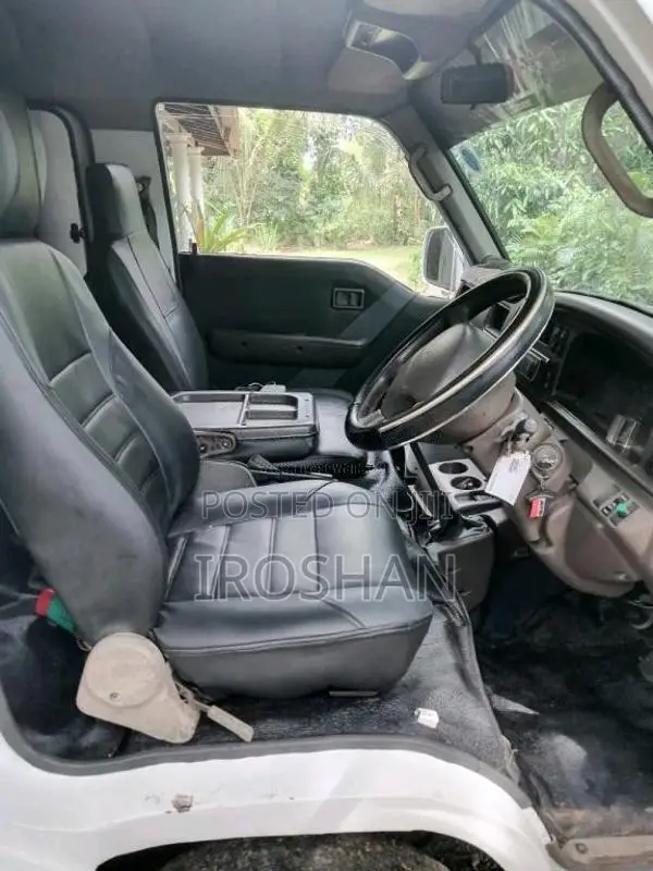 Nissan Caravan Homy 1988 Van (Used)