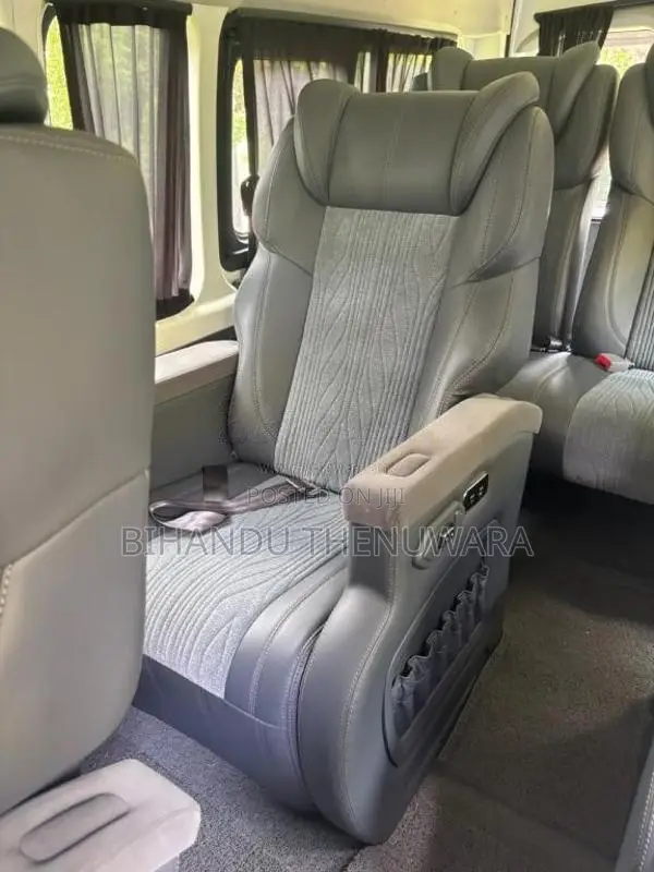 Toyota Commuter GDH 300 2025 Van (Used)
