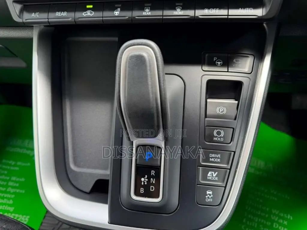 Toyota Voxy 2025 Van (Used)