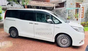 Toyota Esquire 2015 Van (Used)