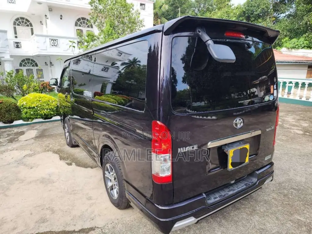 Toyota KDH 2017 Van (Used)