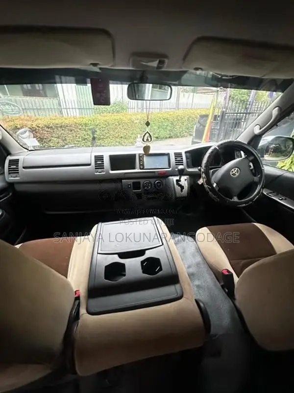 Toyota KDH 2010 Van (Used)