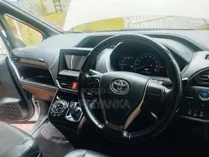 Toyota Esquire 2015 Van (Used)