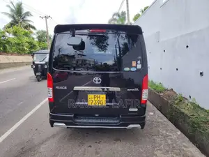 Toyota KDH 2017 Van (Used)
