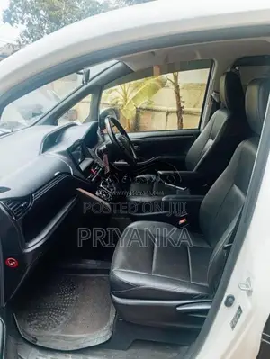 Toyota Esquire 2015 Van (Used)