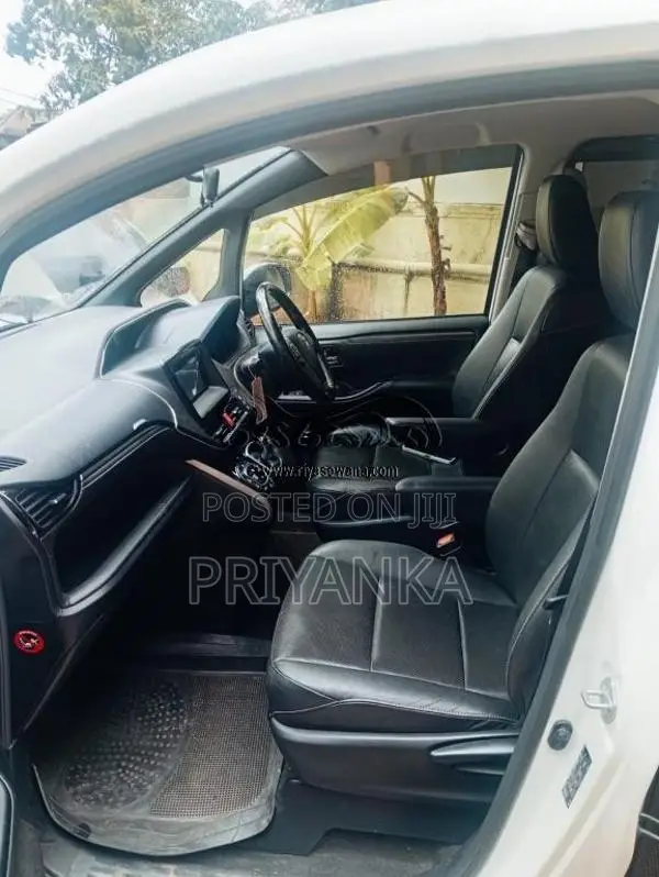 Toyota Esquire 2015 Van (Used)