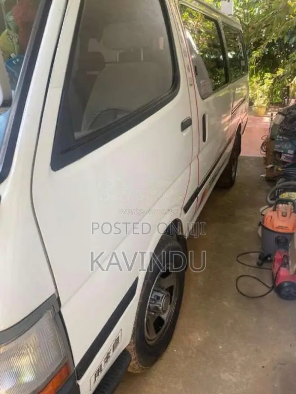 Toyota Dolphin 2002 Van (Used)