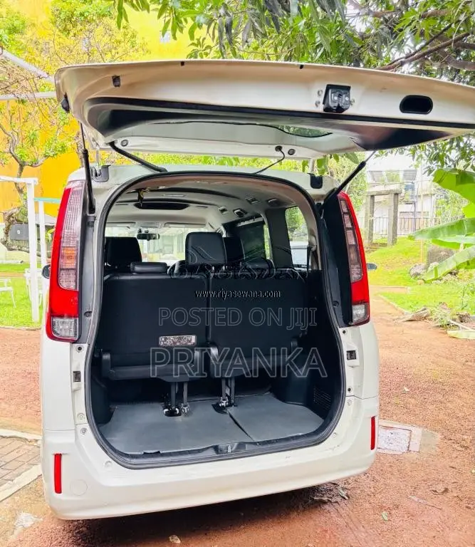 Toyota Esquire 2015 Van (Used)