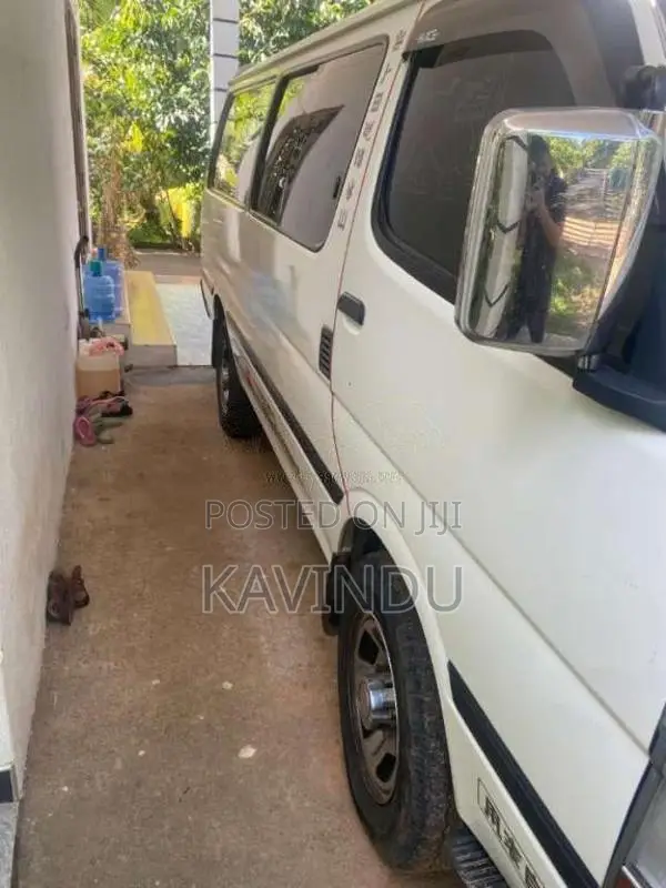 Toyota Dolphin 2002 Van (Used)