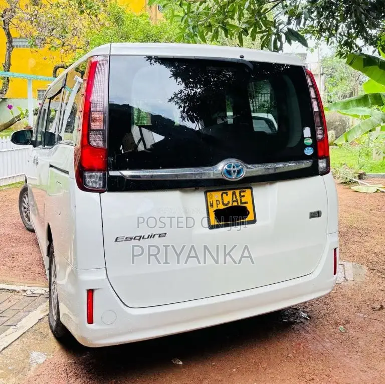 Toyota Esquire 2015 Van (Used)
