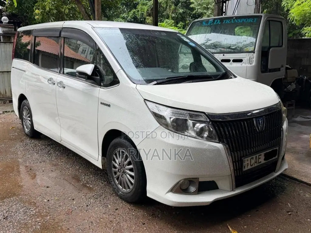 Toyota Esquire 2015 Van (Used)