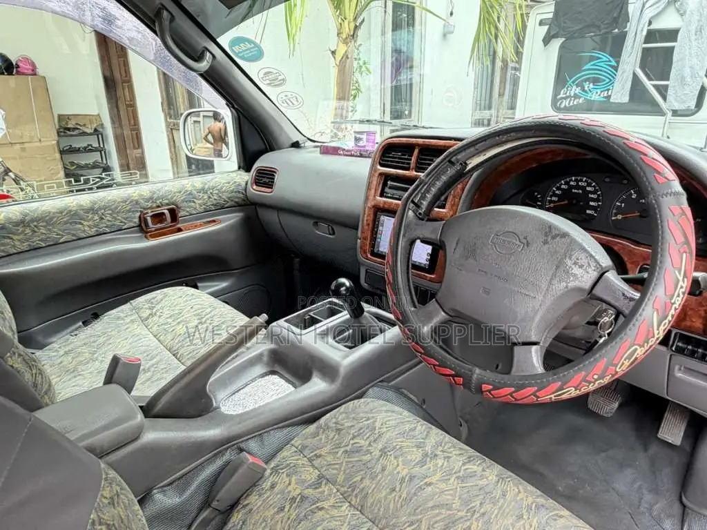 Nissan Serena 1999 Van (Used)