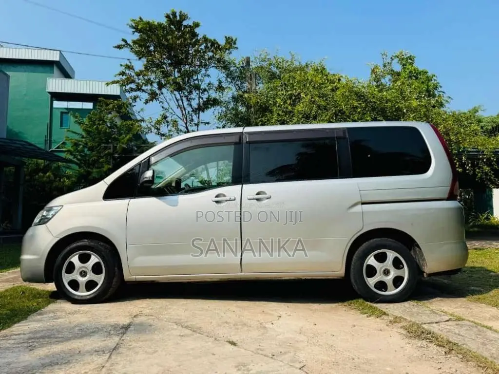 Nissan Serena C25 2008 Van (Used)