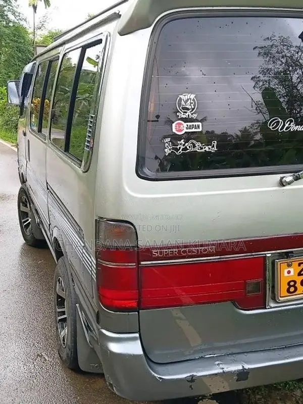 Toyota Dolphin 1993 Van (Used)