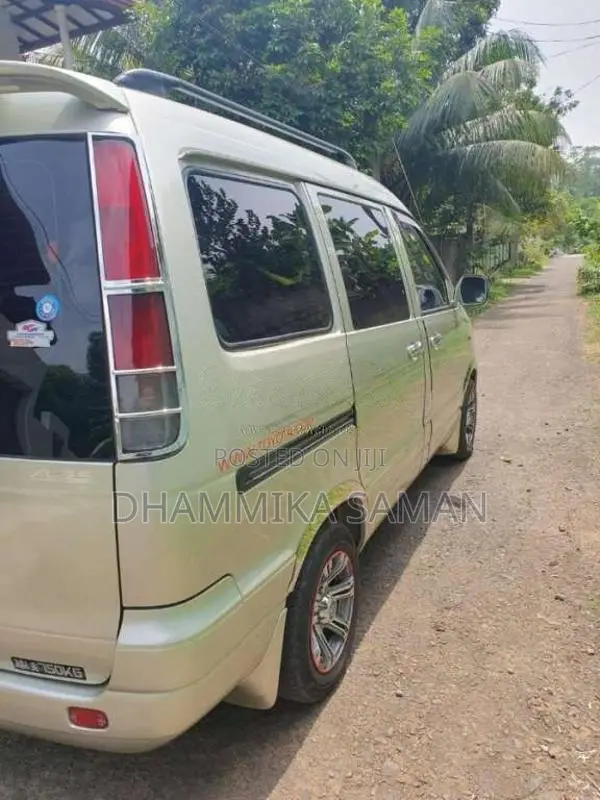 Toyota Noah 2001 Van (Used)