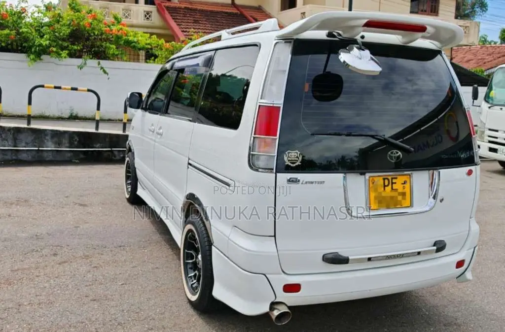 Toyota Noah 2006 Van (Used)