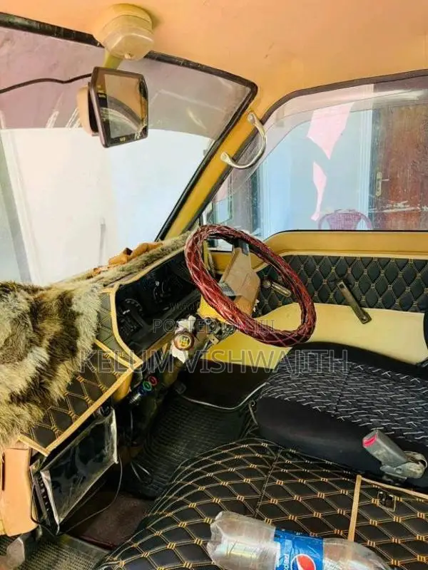 Toyota HIACE 1983 Van (Used)
