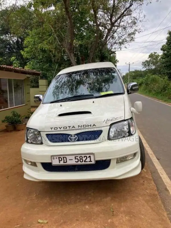 Toyota Noah 2001 Van (Used)