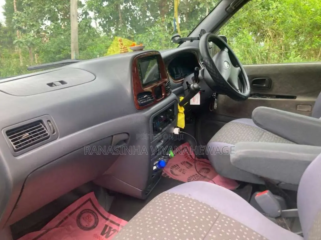 Toyota Noah 2001 Van (Used)