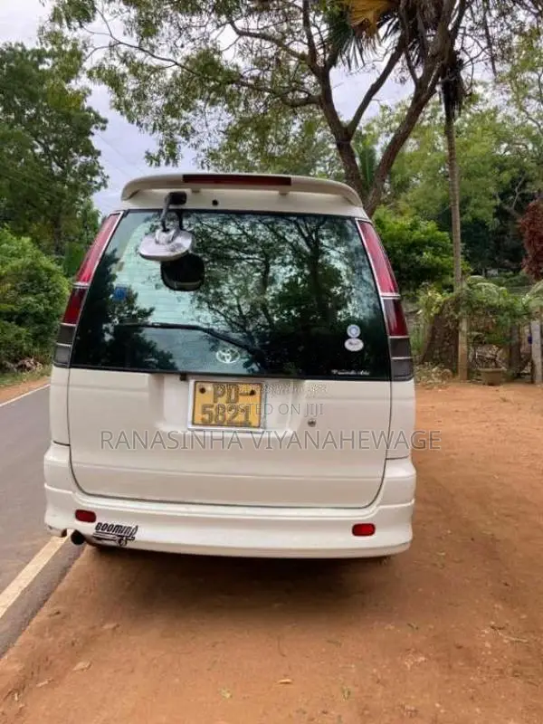 Toyota Noah 2001 Van (Used)