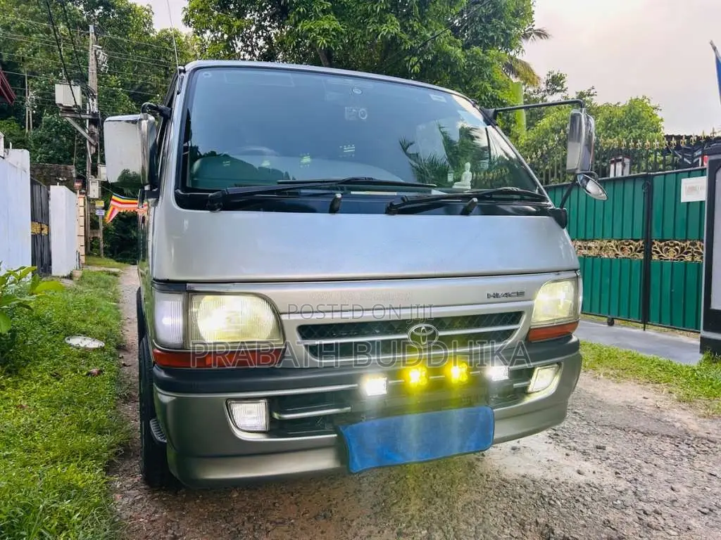 Toyota Dolphin 2003 Van (Used)