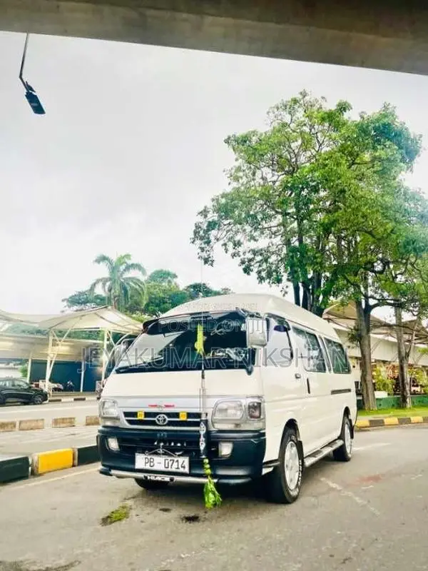 Toyota Dolphin 2001 Van (Used)