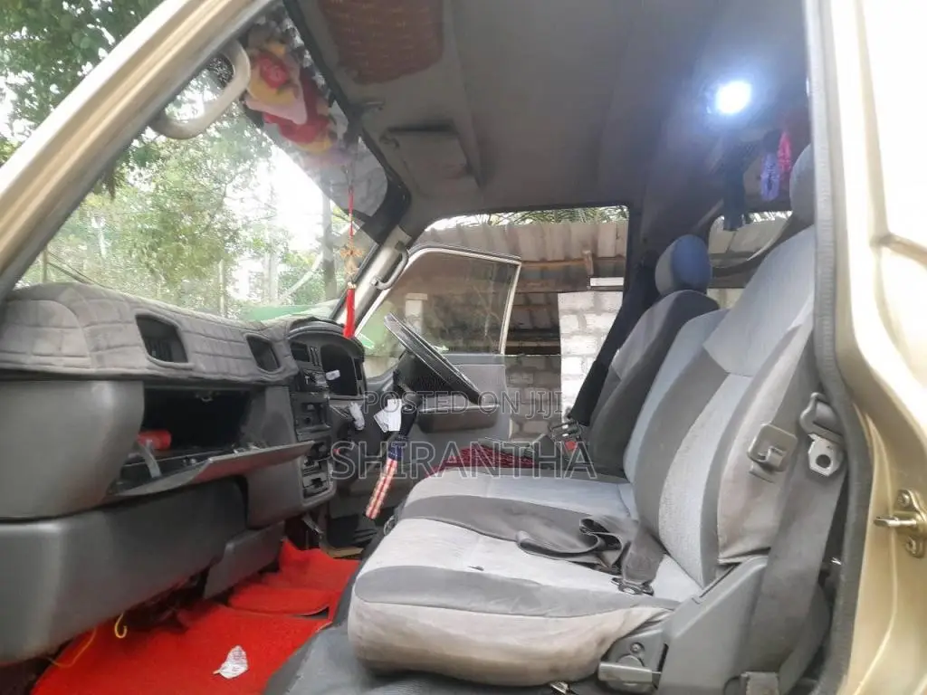 Nissan Caravan 2000 Van (Used)