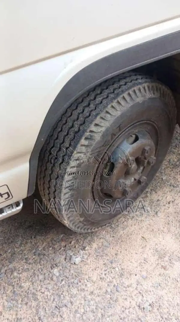 Isuzu ELF 350 2002 Lorry (Used)