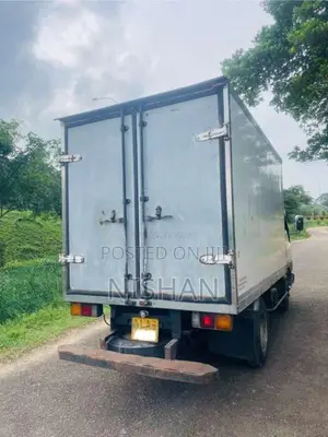 Mitsubishi Freezer Truck 2000 Lorry (Used)