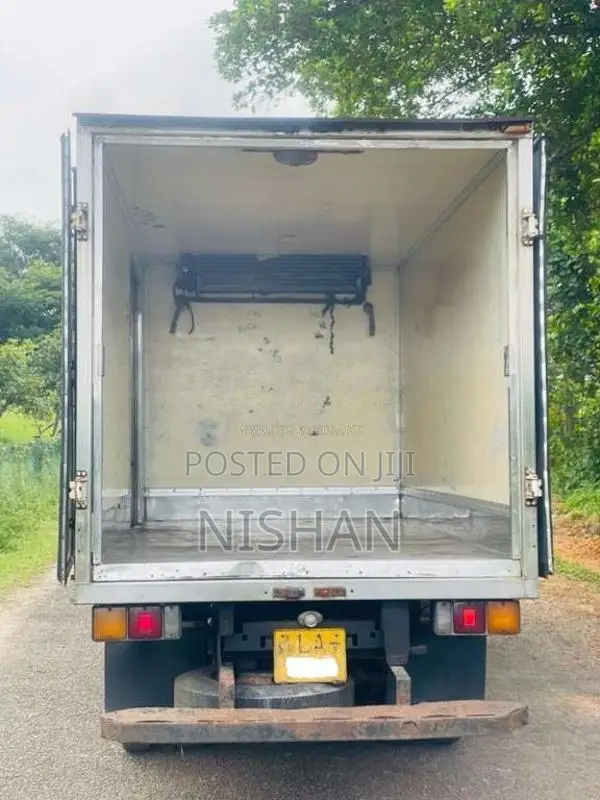 Mitsubishi Freezer Truck 2000 Lorry (Used)