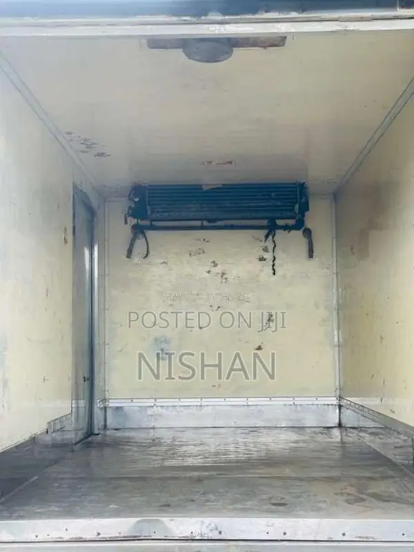 Mitsubishi Freezer Truck 2000 Lorry (Used)