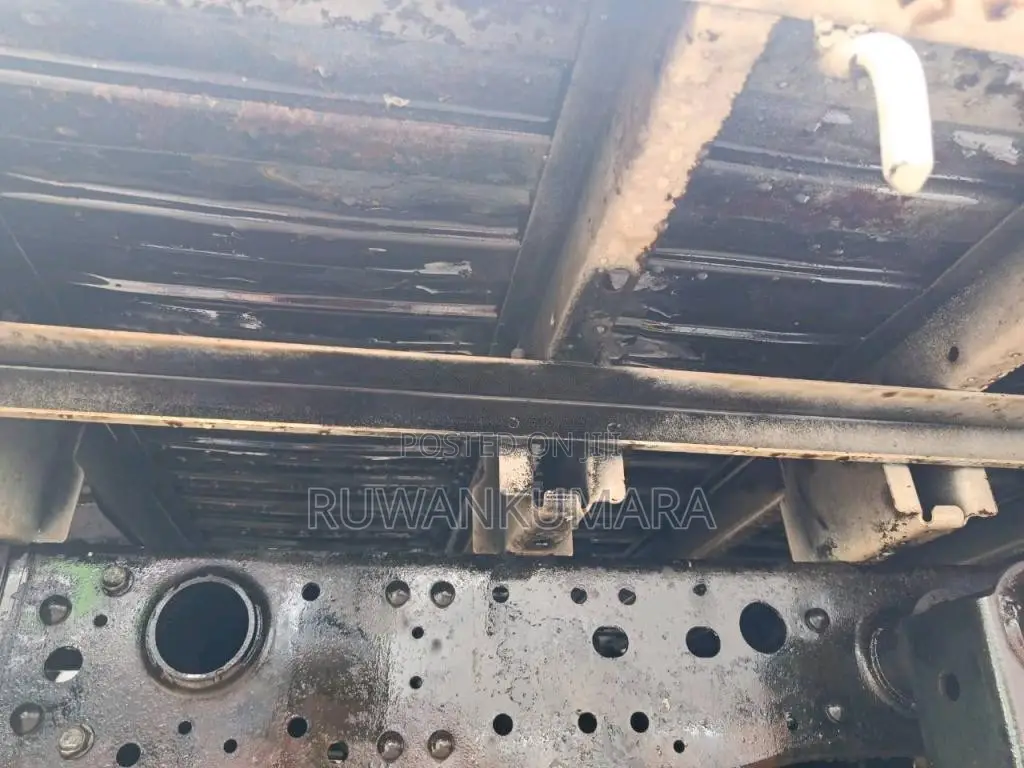 Nissan Nissan 2001 Lorry (Used)