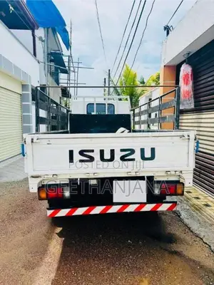 Isuzu ELF 2001 Lorry (Used)