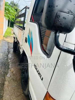 Isuzu ELF 2001 Lorry (Used)