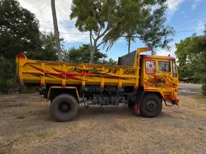 Ashok-Leyland Tipper 2012 Lorry (Used)