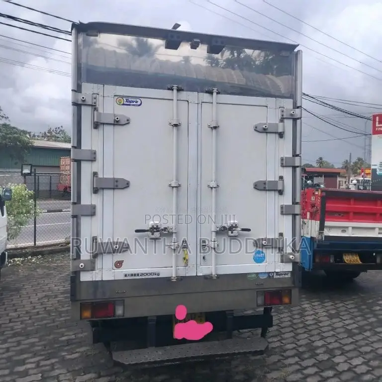 Isuzu Freezer 4WD 10.5ft 2019 Lorry (Used)