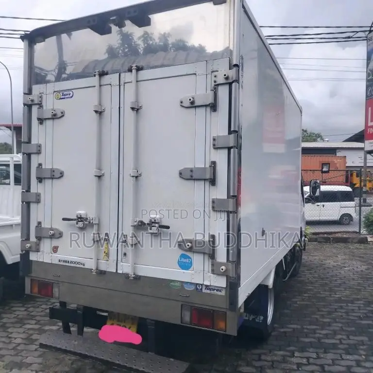 Isuzu Freezer 4WD 10.5ft 2019 Lorry (Used)