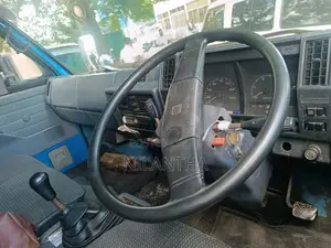 Isuzu NPR 1986 Lorry (Used)