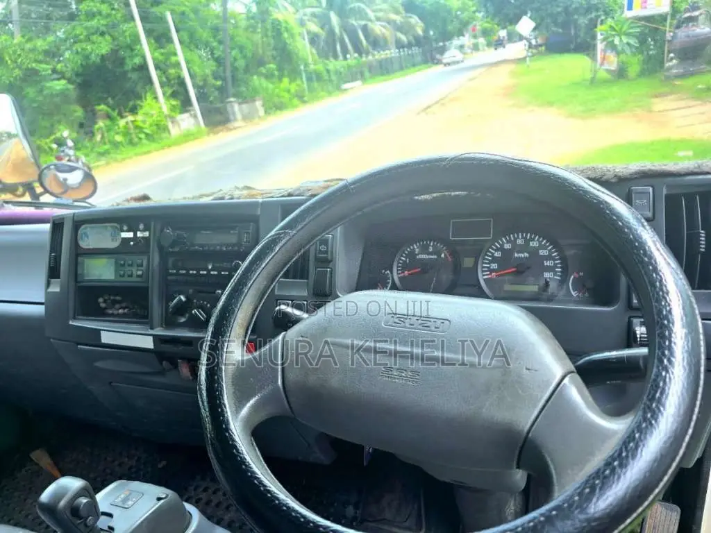 Isuzu ELF 2011 Lorry (Used)
