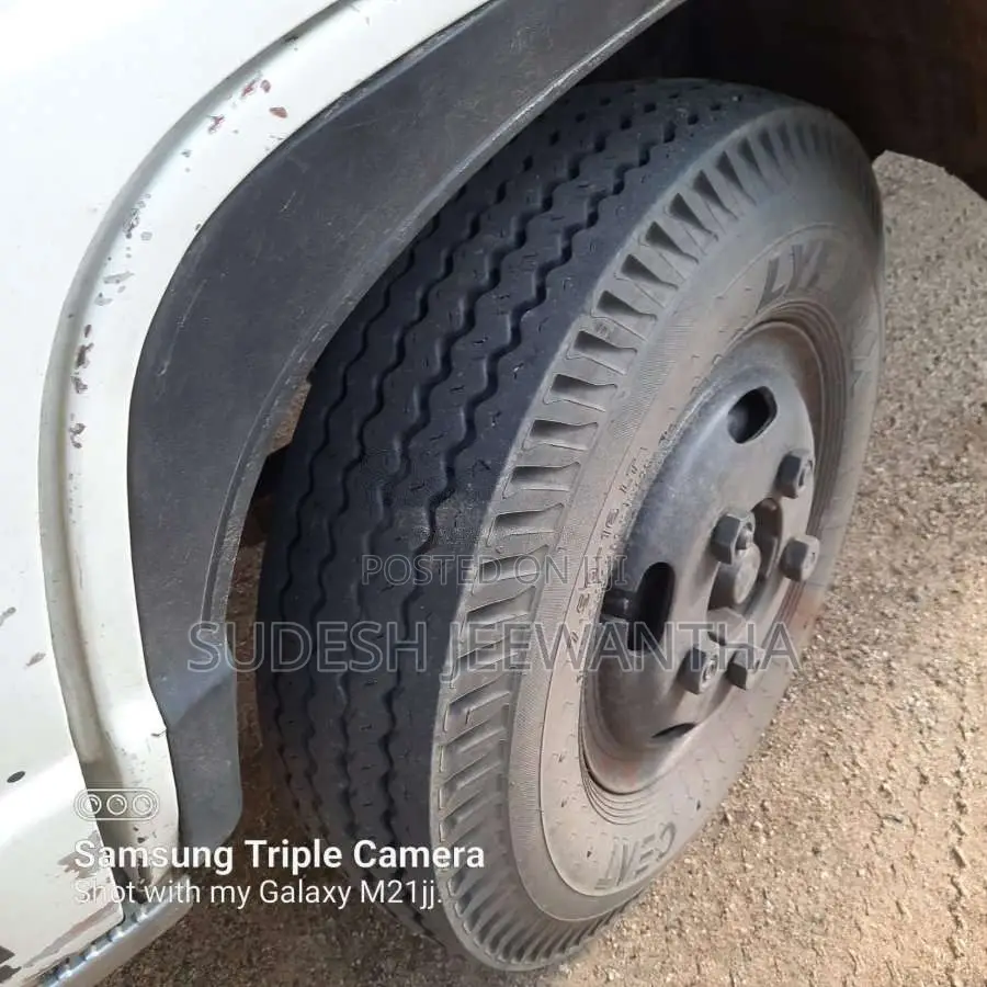 Isuzu ELF 1990 Lorry (Used)